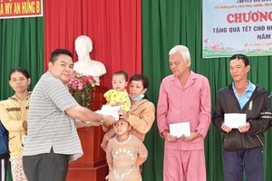 丁文森向同塔省笠沃县穷人赠送礼物。