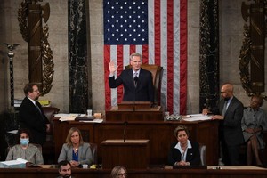 美国国会共和党议员麦卡锡（图中）正式宣誓就职。（图：AFP）