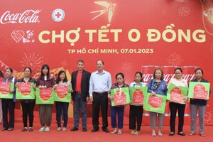 市委副书记阮胡海(右六)向贫困者派发新年礼物。