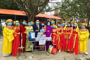 在河内一传统庙会上免费发放口罩。（图：越通社）