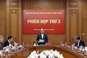 国家主席阮春福（中）主持会议。（图：越通社）