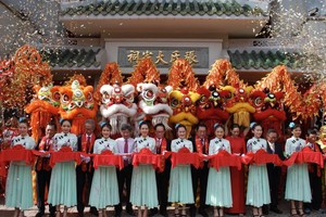 地方领导与诸位嘉宾为清河堂张氏大宗祠重建落成典礼剪綵。