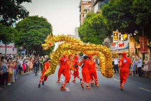每逢春节，仁义堂都创新节目服务同胞。