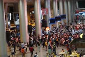 图为1月6日晚，数百人在新山一机场国际航站楼大厅外等候迎接从外国回来的亲人。（图：VNN）