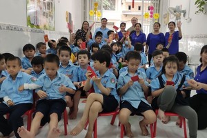 将来学校学生接到红包非常开心。