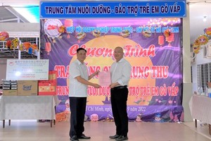 国商会胡志明市分会慈善定点机构旧邑郡儿童收养辅助中心向赵骞会长(右)颁发感谢状。