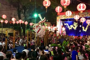 海南会馆庆祝元宵文艺吸引人山人海观看。