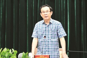 市委书记、市肃贪与防腐指委会主任阮文年会上致辞。