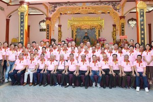 本市荥阳堂郑氏大宗祠在重修落成典礼上合照留念。