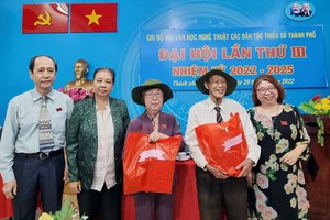 市各民族文学艺术协会原主席刘金华(中)参加协会党支部大会。