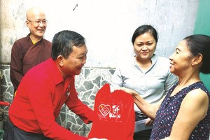 温陵会馆向孤寡长者献爱心