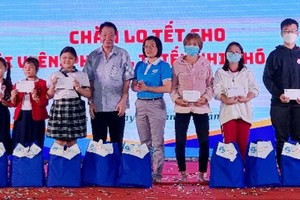 第十一郡关照贫困户