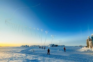 一個用於幫助科學家監測南極臭氧層空洞的儀器上升到南極上空。（图：互联网）