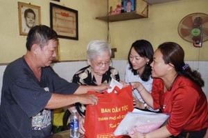 市民族处代表团探访韩海源烈士的胞姊韩月英。