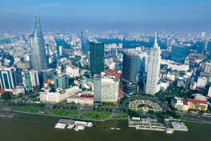 在许多大城市建设达世界和地区水平的金融、商业中心。