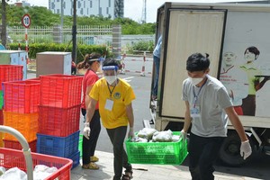 某膳食供应商供给本市各公司、学校、医院食用的工业膳食，从加工至运输过程中的食品卫生安全经常得到严谨的监察。