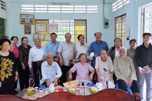 市民族处、海南、温陵会馆代表与各老同志和华运基层烈属合照留念。