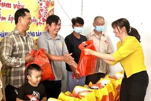 第三坊党委副书记范氏玉霜派发礼物予穷人。