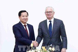 政府副总理黎明慨（左）与美国半导体行业协会总裁兼首席执行官约翰‧纽弗。（图：越通社）