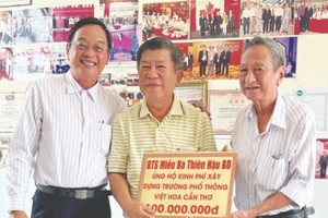 王永胜理事长（右）、陈永安副理事长向芹苴越华学校转赠经费1亿元。