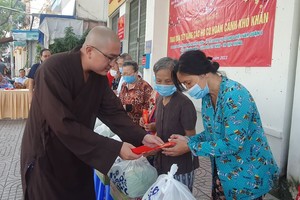 释通振法师向同胞赠送礼物。