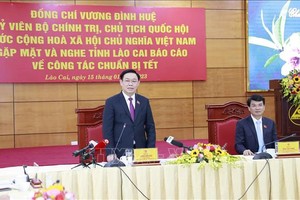 国会主席王廷惠在会上致辞。（图：越通社）