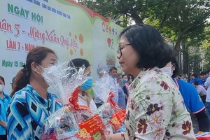 第五郡领导发送春节礼物给贫困者。