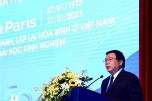 党中央政治局委员、中央理论委员会主席、胡志明国家政治学院院长阮春胜教授、博士在会上发表。