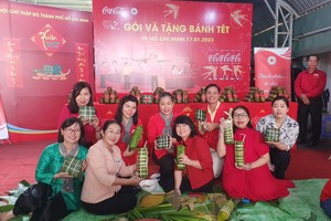 市委原副书记、市红十字会名誉主席武氏蓉（前排左二）与各位代表一起包粽子。