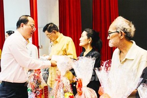 市委副书记阮胡海向少数民族贫困户赠送春节礼物。