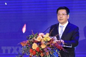 党中央委员、工商部部长阮鸿延代表越南政府以在线形式致贺。
