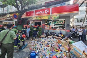 消防力量在展开搜救工作。