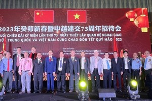 中国驻本市总领事魏华祥与本市各界华人合照留念。