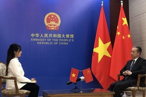中国驻越南大使熊波接受越通社记者专访。（图：越通社）