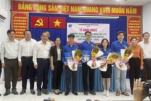 卫生部门领导向前往盛安岛乡工作的4名年轻医生赠送鲜花。（图：越通社）