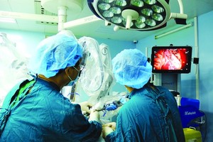 平民医院的医生以机器人为病人施手术。