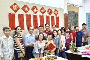 书法班师生留影。