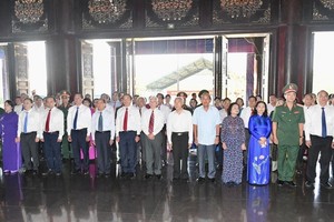 党、国家与本市领导、原领导团在滨药烈士纪念馆和西贡-堤岸-嘉定革命传统区纪念馆上香与敬献鲜花。(图：越勇)