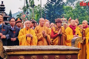 代表们上香祈求国泰民安。