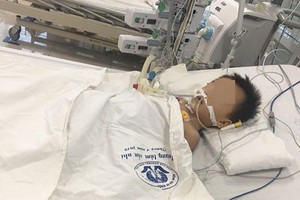 一名病童因过量服用扑热息痛中毒要急救。