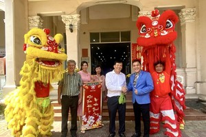 人民艺人、衡英堂龙狮艺术团团长徐梓衡（右二）向本报贺年。