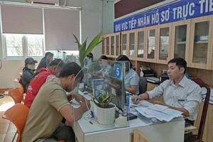 劳工在社保机关办理社保手续。