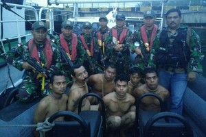 一伙疑似海盗被印尼海军西部舰队抓获。（图：印尼海军）