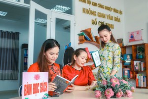 党员、工会会员、劳工参观由永禄工业区党委设立的胡志明名文化空间。