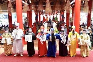 海南文艺组在富国演出的《八仙贺寿》。