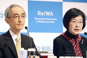 图为作为令和临调成员在东京出席记者会的经团联副会长平野信行（左）和日本综合研究所理事长翁百合。（图：共同社）