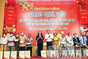 国家副主席武氏映春向芹苴市贫困户赠送春节礼物。