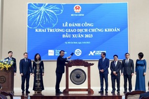 新春证券交易鸣锣开市仪式。（图：越通社）