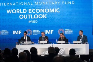 去年在华盛顿拍摄的IMF《世界经济展望报告》新闻发佈会。（图：互联网）