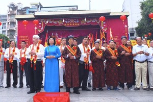 郡领导与义安会馆理事会上香。